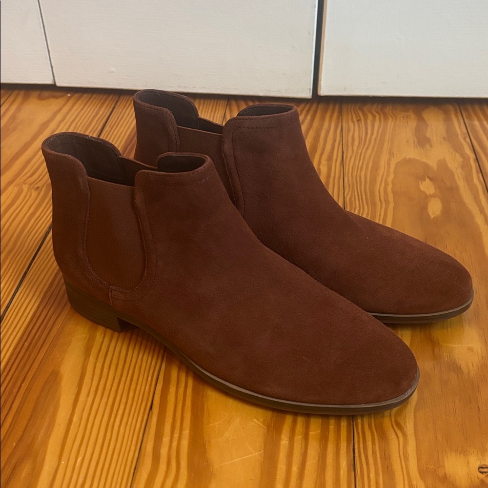 Clarks Trish Chelsea Mahogany Suede Ankle Boots Woman’s 9 Like New!!